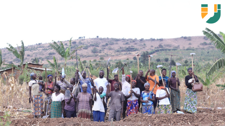 Flüchtlinge haben erfolgreich das Training zu Permakultur und regenerativer Landwirtschaft von UNIDOS Projects absolviert, einem flüchtlingsgeführten Projektpartner von Generation Restoration, gegründet von Paulinho Muzaliwa.