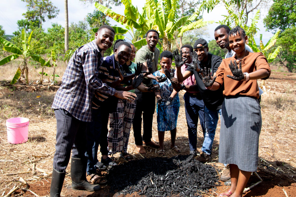 Finanziere sozialen Klimaschutz! Aufbau einer skalierbaren Biochar-Produktion im Nakivale Flüchtlingscamp Uganda