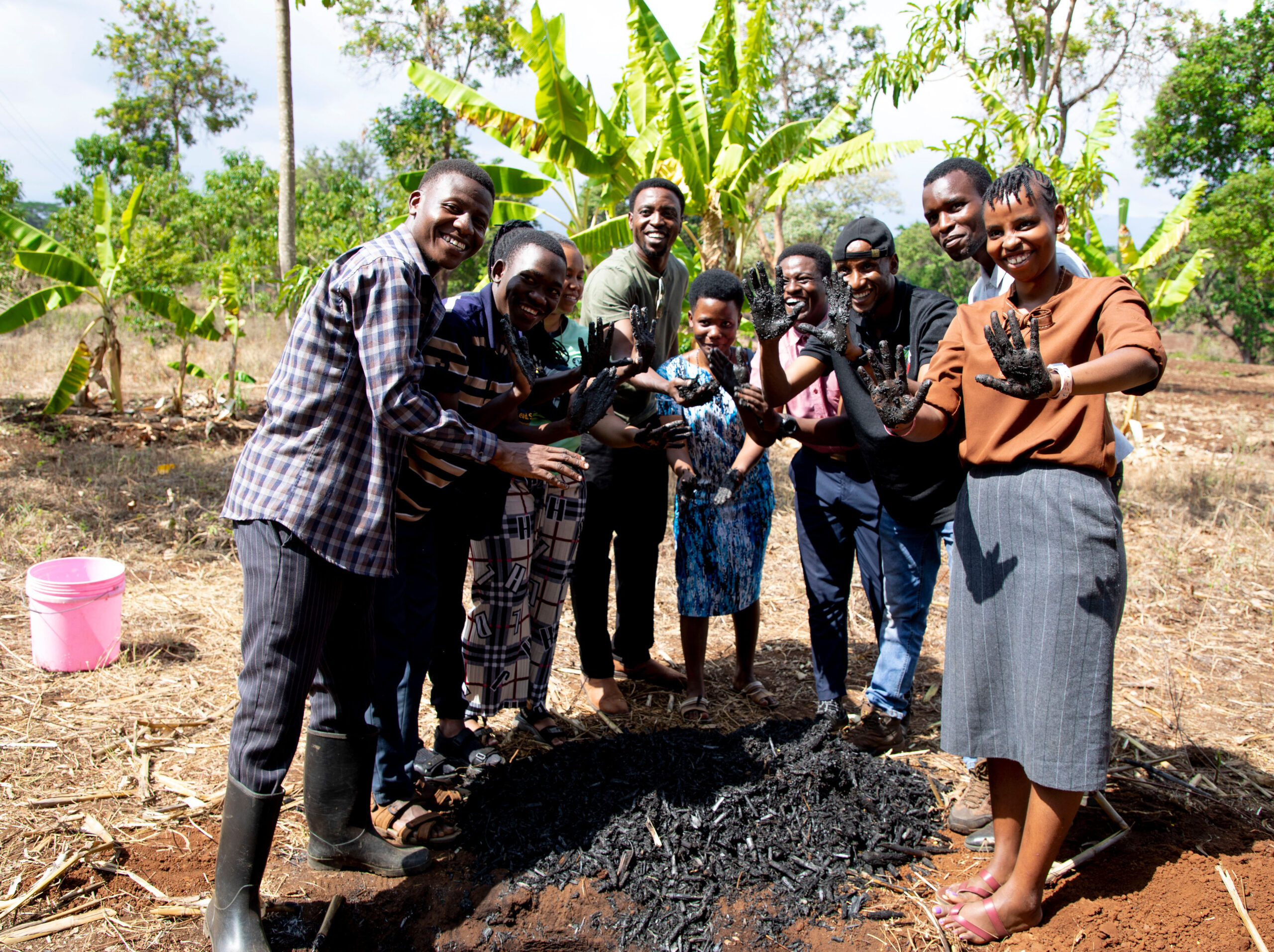 Read more about the article Finanziere sozialen Klimaschutz! Aufbau einer skalierbaren Biochar-Produktion im Nakivale Flüchtlingscamp Uganda